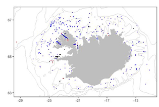 Fundarstaðir hrossarækju við Ísland. Rauðir punktar eru úr trolli, svartir úr skjóðu og bláir úr fæðusýnum. Línurnar sýna 200, 500 og 1000 m dýptarlínur.